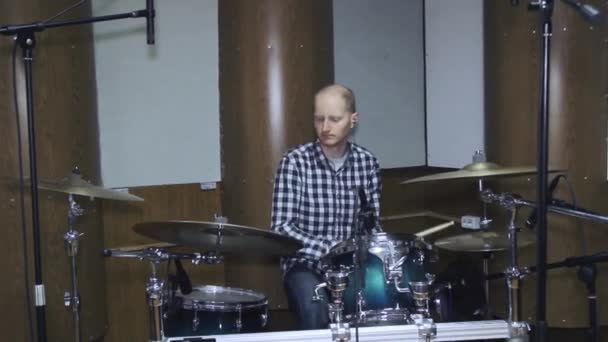 Красивий хлопець за барабанним набором у сорочці і штани грає на барабанах — стокове відео
