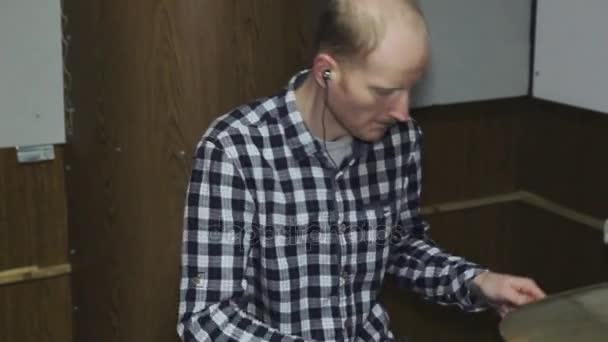 Przystojny facet za perkusją w koszulę i spodnie gra na perkusji — Wideo stockowe