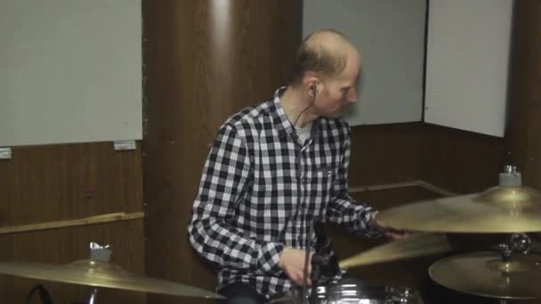 잘생긴 남자가 뒤에 셔츠와 바지에 드럼 키트 재생 드럼 — 비디오