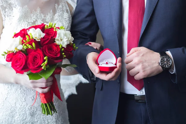 Bouquet da sposa, fedi nuziali, mani e uomini guardare primo piano — Foto Stock