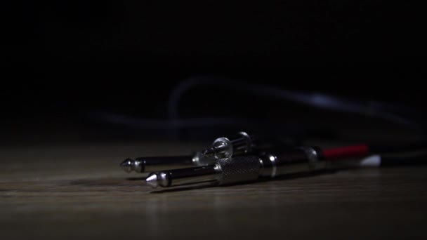 音频电缆连接到两个肚带和一个入口 — 图库视频影像
