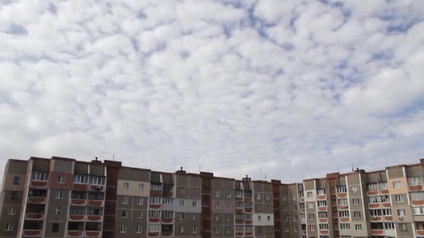 Hoogbouw op de achtergrond van prachtige wolken en blauwe hemel — Stockvideo