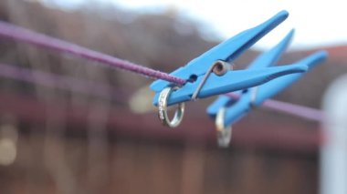 Alyans bir clothespin bağlı