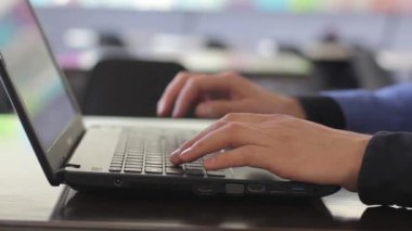 genç işadamı kafede bilgisayarda çalışma