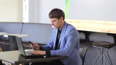 genç işadamı bilgisayara ve telefon bir kafede çalışma