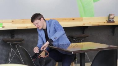 genç adam bir sırt çantası laptop dışarı çeker