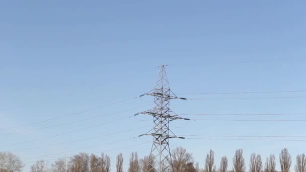 Colunas da linha electro, contra o céu — Vídeo de Stock