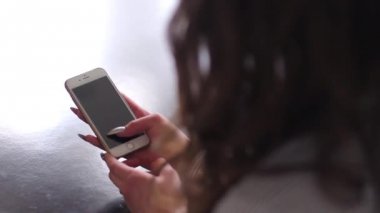 Güzel esmer cep telefonu ve manifatura kullanma