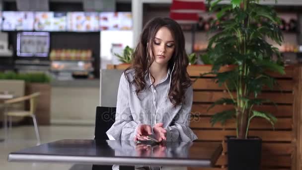Дівчина в навушниках мобільний телефон слухає музику — стокове відео