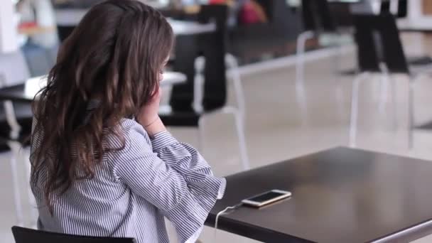 Menina em fones de ouvido telefone celular ouvir música — Vídeo de Stock