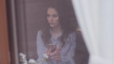 Güzel esmer cep telefonu ve manifatura kullanma