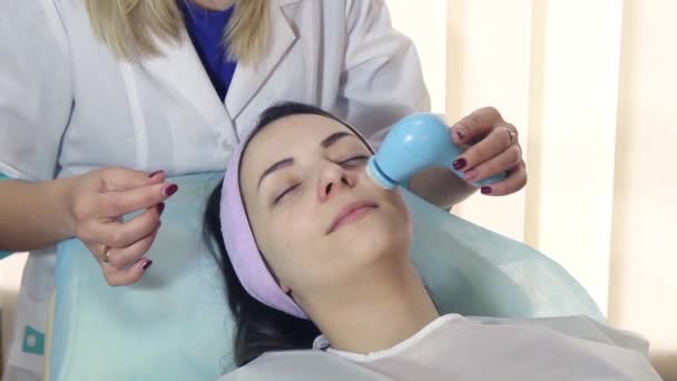 Junge Frau in einem Wellnessbereich mit Gesichtsmaske. Frau im Wellness-Salon — Stockvideo