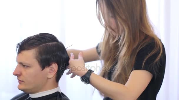 女の子の美容師に髪型男 — ストック動画