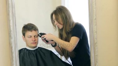 Kız Kuaför saç modeli adam yapar