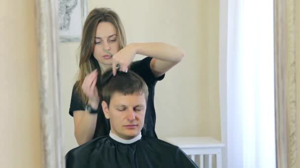 Dziewczynka Fryzjer sprawia, że facet fryzurę — Wideo stockowe