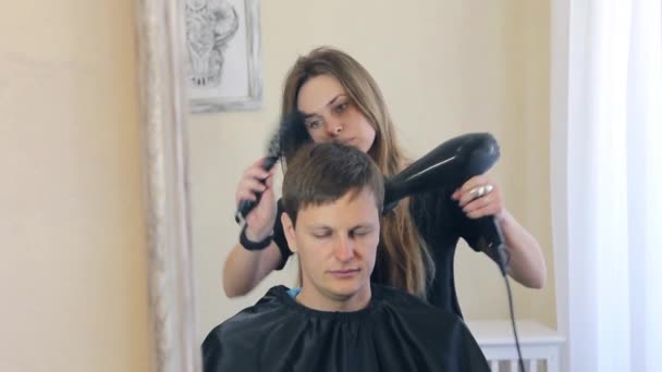 Mädchen Friseur macht Frisur Kerl — Stockvideo