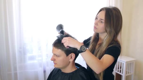 Mädchen Friseur macht Frisur Kerl — Stockvideo