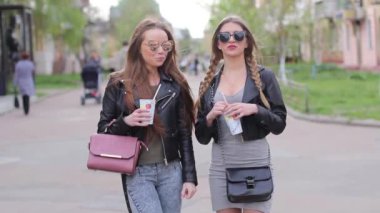iki kız sokakta süt kokteyl içmek