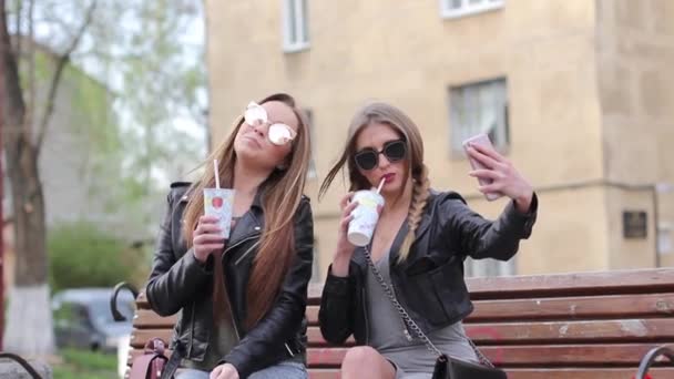 两个美丽开朗的女孩使自拍照手机上 — 图库视频影像
