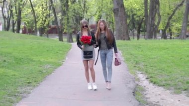 iki güzel kız yolda içindesin ve iletişim