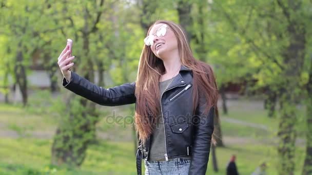 Bir selfie bir cep telefonu üzerinde yapıyor güneş gözlüğü güzel kızlar — Stok video