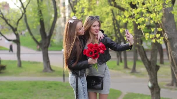 Duas meninas bonitas estão fazendo selfie no fechamento do telefone — Vídeo de Stock