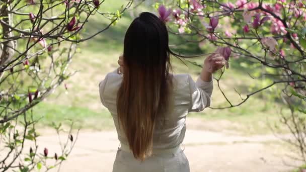 Chica endereza su hermoso cabello liso — Vídeo de stock