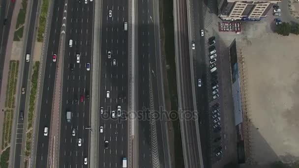 Birds eye sul movimento delle auto in autostrada in una zona trafficata della città — Video Stock