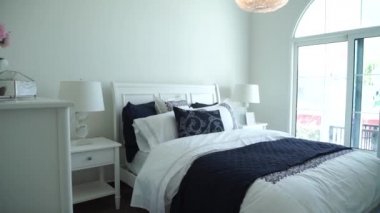 arredamento camera da letto elegante moderno, bianco — Video Stock ... arredamento camera da letto elegante moderno, bianco — Video Stock ...