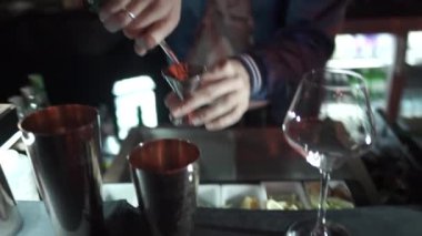 Uzman barmen gece kulübünde kokteyl hazırlıyor.