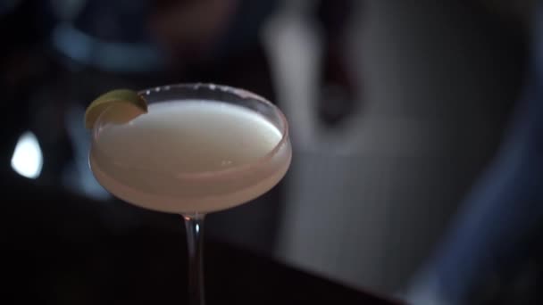 Cocktail mit Limette und Minze im Glas — Stockvideo