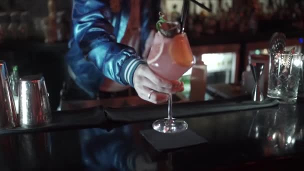 Barman se dá na stůl A koktejl s limetkou a mátou ve skle — Stock video