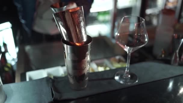 Expertbartender gör cocktail på nattklubben. — Stockvideo