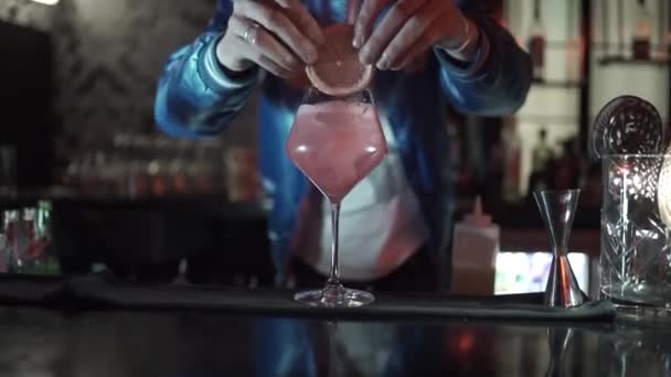 O barman especialista está a fazer cocktails no clube nocturno. — Vídeo de Stock