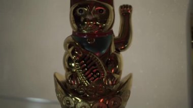 Seramik bir heykelcik bir kedi bir tablodur