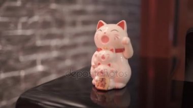 Bir hayvanın seramik heykelcik tablodur