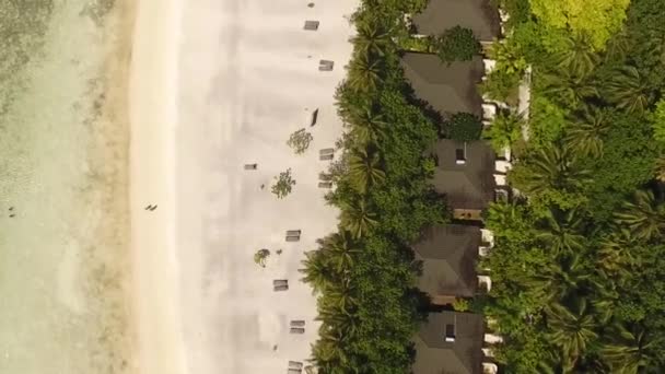 Λιμνοθάλασσα και μπανγκαλόου στη Μαλδίβες νησί — Αρχείο Βίντεο