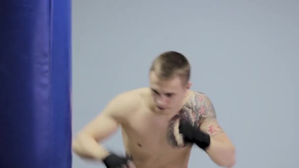 Boxeador joven con pera deportiva — Vídeo de stock
