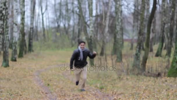 Божевільний хлопець бігає, стрибає, щасливий, розважається — стокове відео
