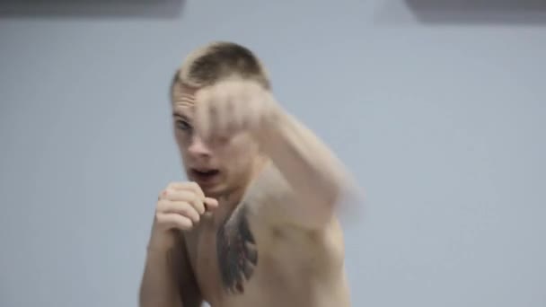 男子拳击训练在健身房 — 图库视频影像