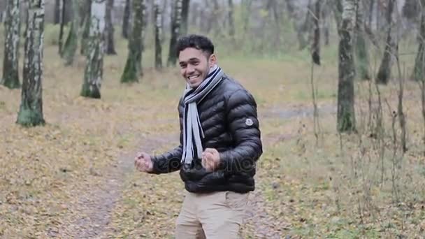 Glücklicher Mann aus Dubai lächelt — Stockvideo