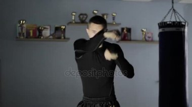 Genç erkek boxer gölge ile mücadele