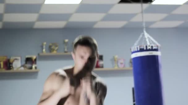 Тренеры по боксу на боксерской груше — стоковое видео