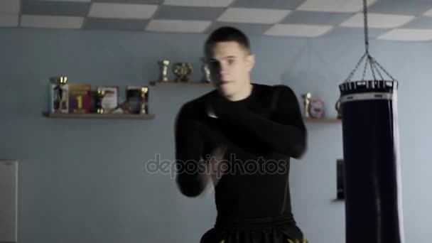 Trenes de boxeo golpes en la sala de entrenamiento — Vídeos de Stock