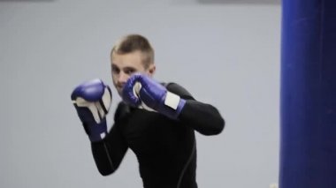 adam boksör trenler jimnastik salonu