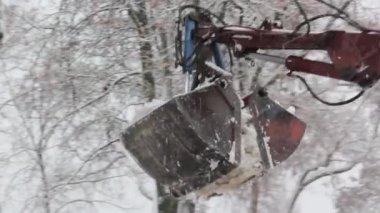 Traktör Kepçe kar temizler