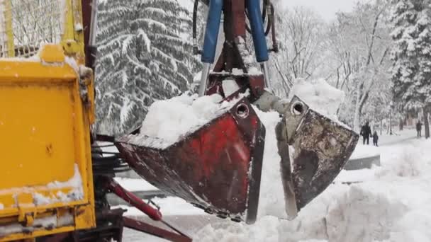 Snow-removal bucket in operation — Stock Video