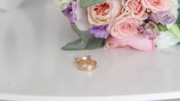 Engagement rings and wedding bouquet of flowers — Stock Video