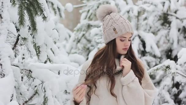 Bela jovem em uma floresta nevada — Vídeo de Stock