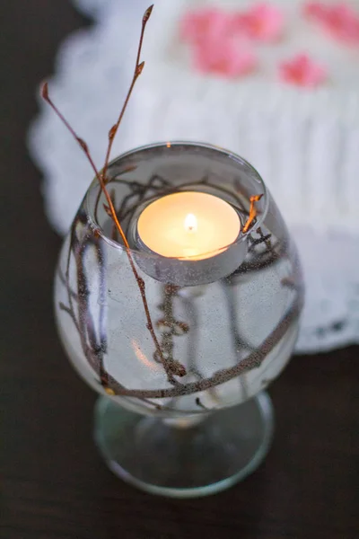 Candelabro con una vela en una taza de vidrio — Foto de Stock